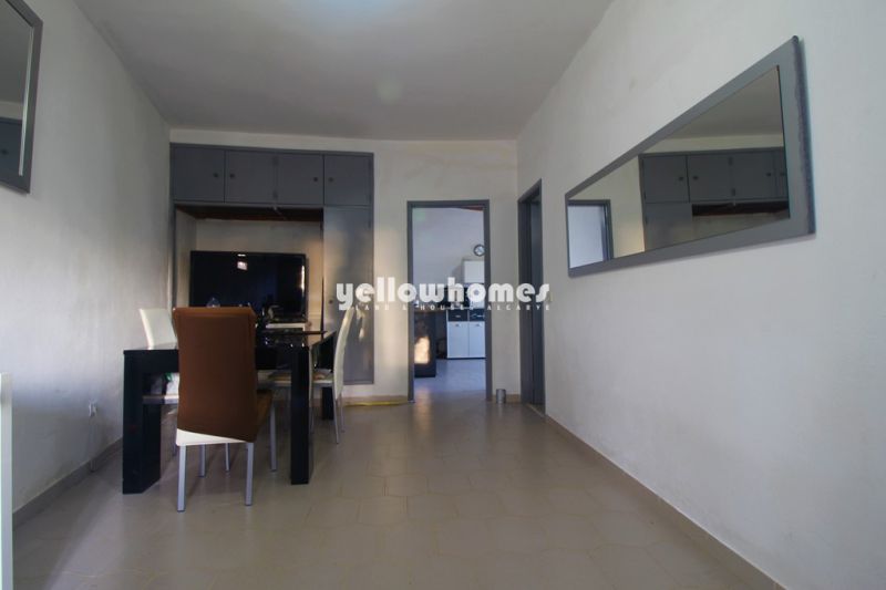 Grande terreno com casa parcialmente renovada com vista mar perto de Loule